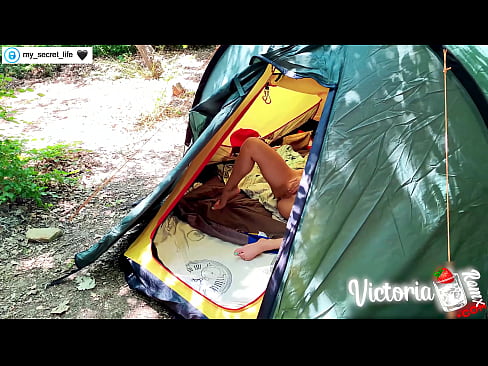 ❤️ Difilmkan di kamera Pria brengsek yang bersemangat dari Orang Asing di dalam tenda ☑ Sex pada kami ️❤