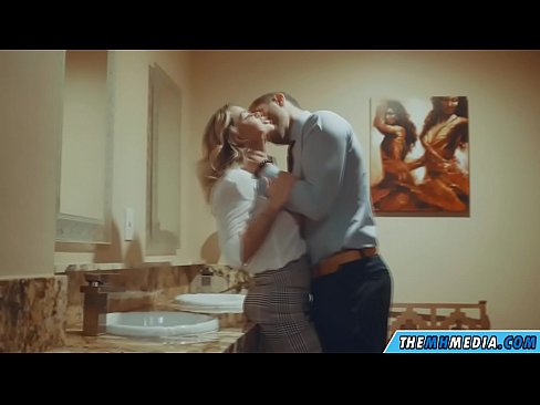 ❤️ Ketika seorang pirang berdada menggoda Anda di toilet umum ☑  Sex pada kami ️❤